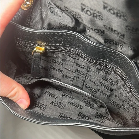 Michael Kors Black and Gold Adjustable Crossbody Bag with Elegant Design - Picture 9 of 11